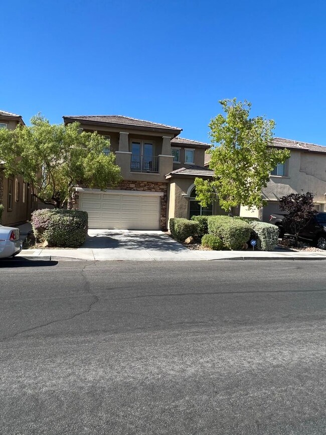 Building Photo - ABSOLUTELY AMAZING! Large 4 bedroom 2 stor...