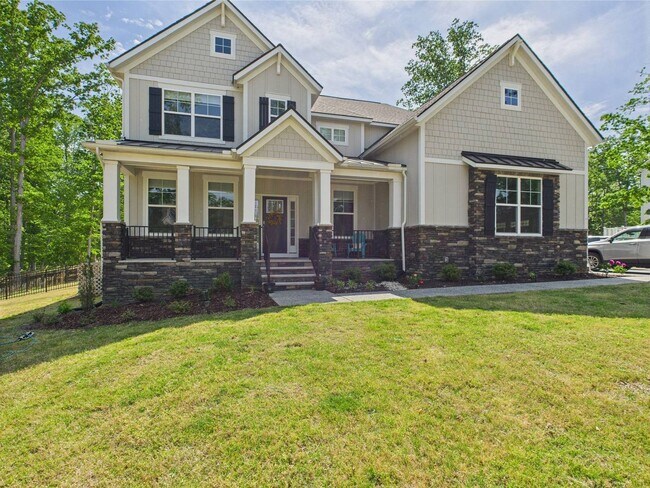 Building Photo - Stunning 5 Bedroom 4.5 Bathroom Located in...