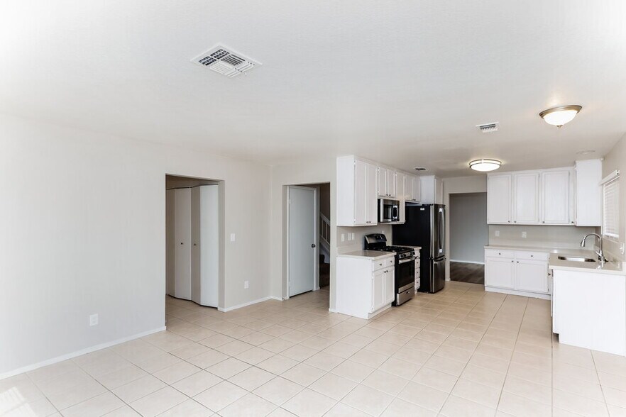 Building Photo - 8342 Huxley St