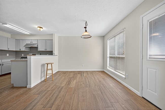 Building Photo - 1902 Sugar Pine Cir