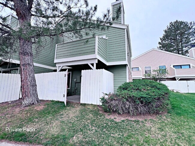 Building Photo - Cozy 2-Bed 1.5 Bath Townhouse in Aurora with Spacious Layout & Modern Comforts!