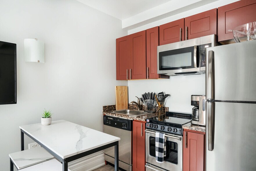 Building Photo - 240 W 73rd St