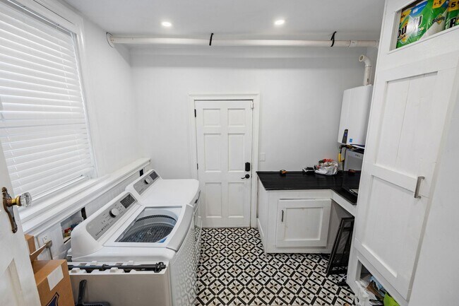 Building Photo - Beautiful 4 Bedroom Home off Of Cutshaw Ave! ***Available Early August 2026***