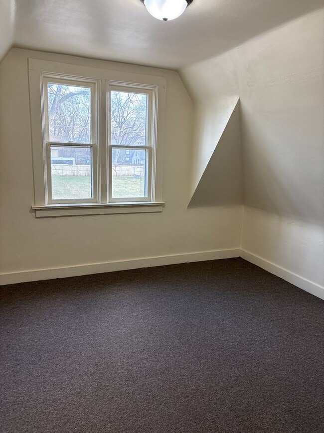 Building Photo - SPACIOUS 4 BEDROOM HOME READY TO WELCOME YOU