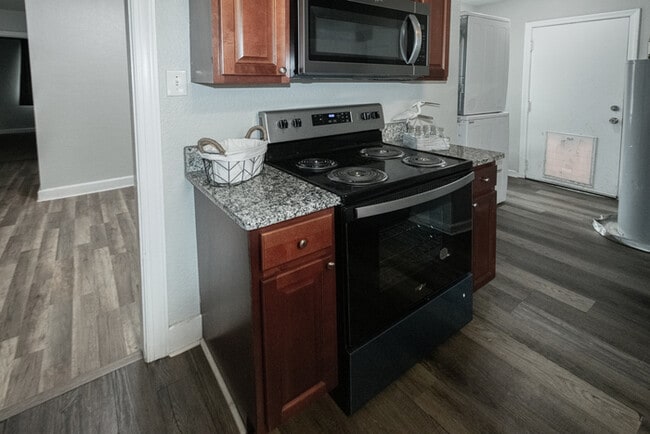 Building Photo - Charming 4-bedroom Cape Cod residence.