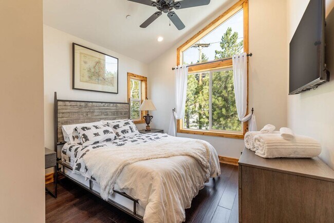 Building Photo - Stunning 4-Bedroom Home with Amazing Views, EV Charger & Solar in Big Bear!