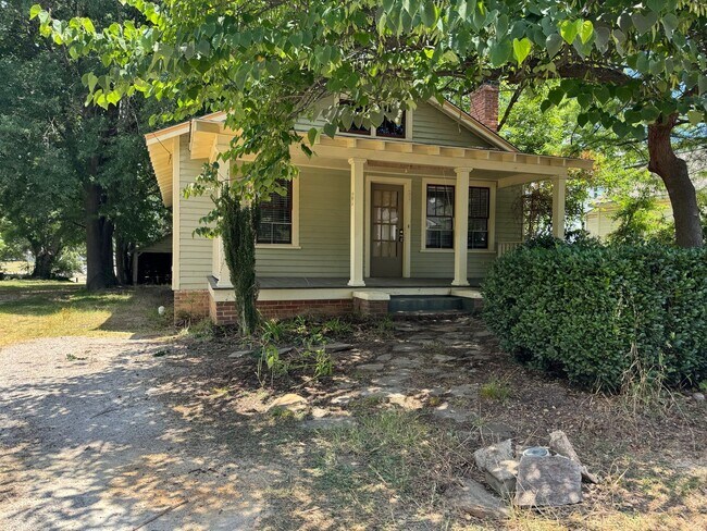 Building Photo - Cute Bungalow Near NC State Fairgrounds - ...