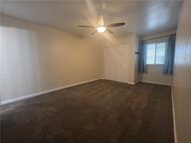 Building Photo - 1800 Club House Dr