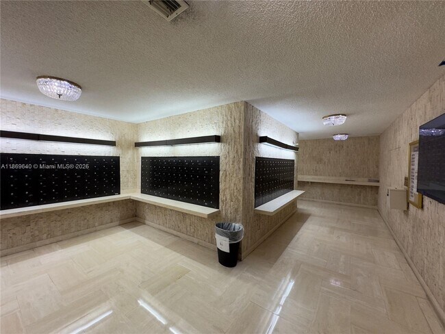 Building Photo - 2500 Parkview Dr