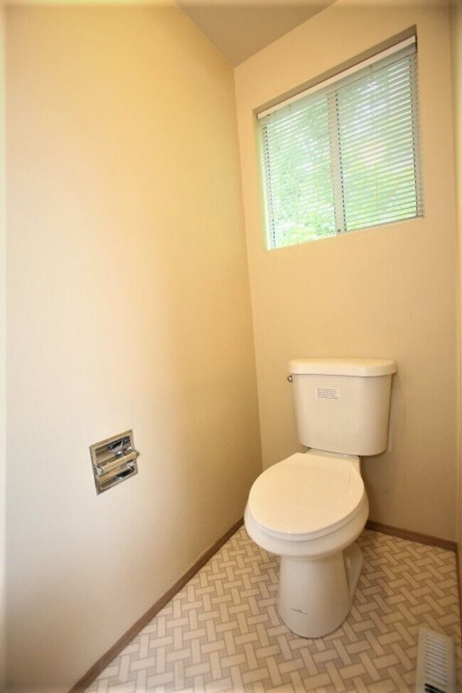 Building Photo - Beautiful 2 Story 3 Bed 2.5 Bath in Sammamish
