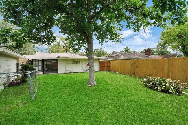 Building Photo - 5715 Braesvalley Dr