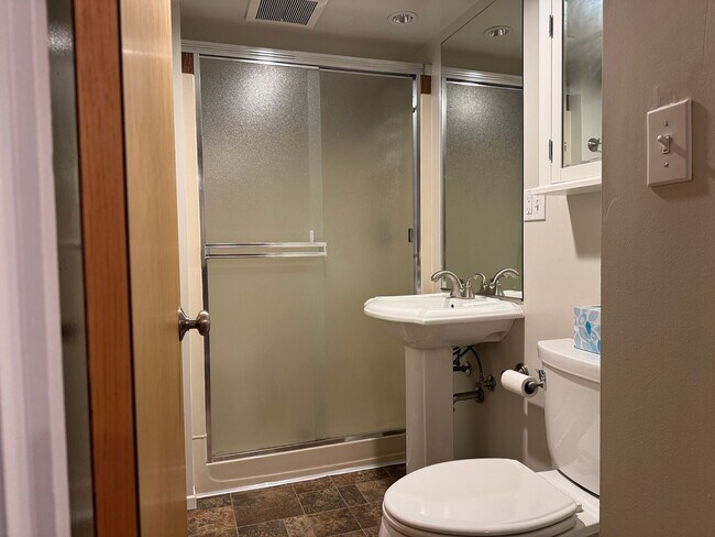 Building Photo - Cozy 5 bedr 3 bath rambler with daylight b...