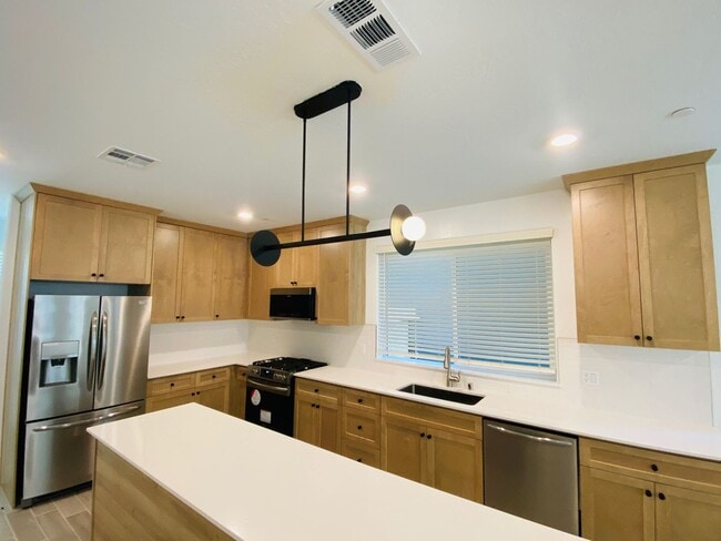 Building Photo - $2,295 + $100 Solar, Copper Ave. & Willow,...