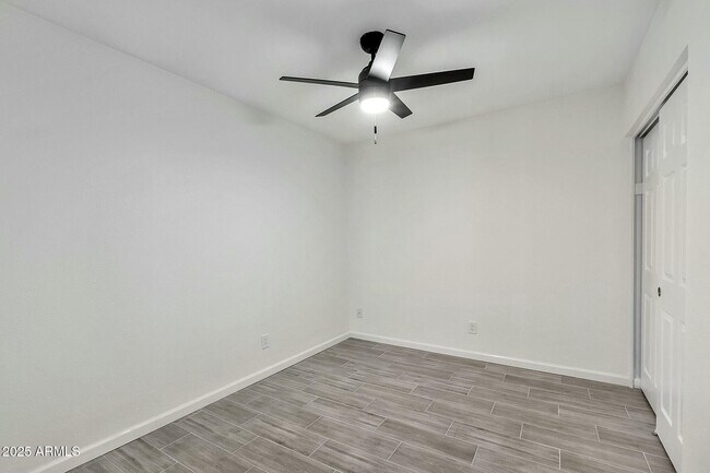 Building Photo - 3922 E Dahlia Dr