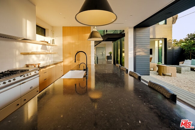 Building Photo - 901 Flower Ave