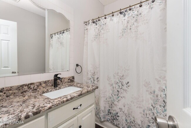 Building Photo - 108 Van Dyke Cove