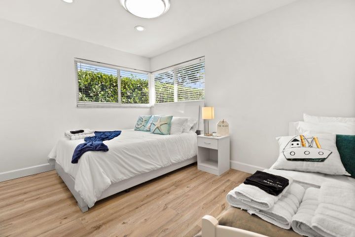 Building Photo - 921 SE 13th Ct