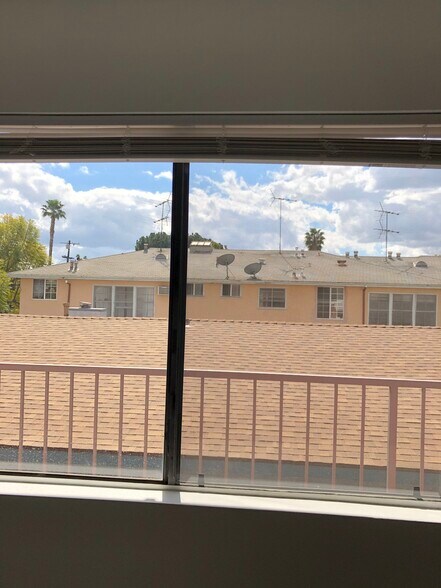 Building Photo - 1759 N Mariposa Ave