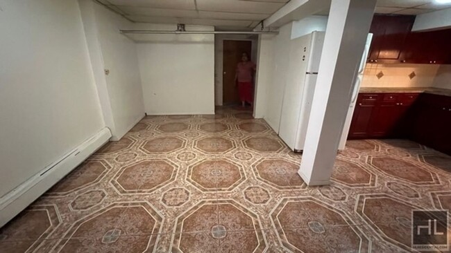 Building Photo - LARGE 1 BEDROOM  BASEMENT WITH WINDOWS  EA...