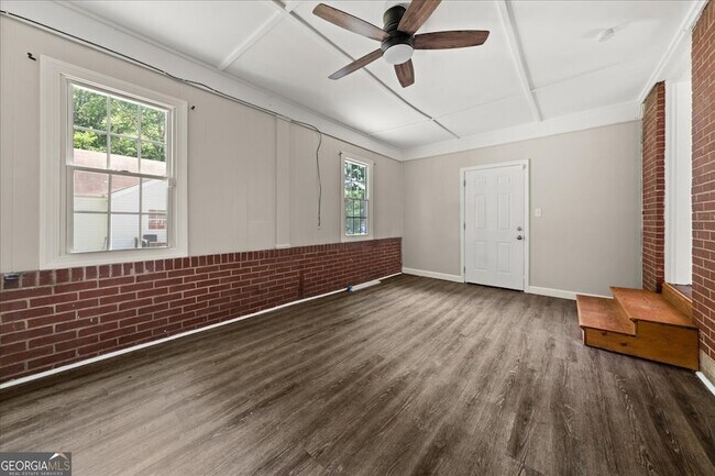 Building Photo - 1935 Handley Ave SW