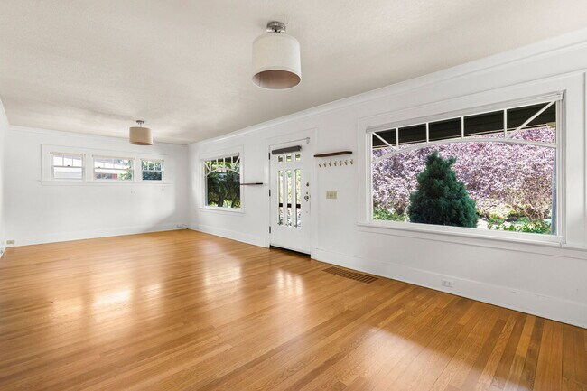 Building Photo - 2836 NE Bryce St