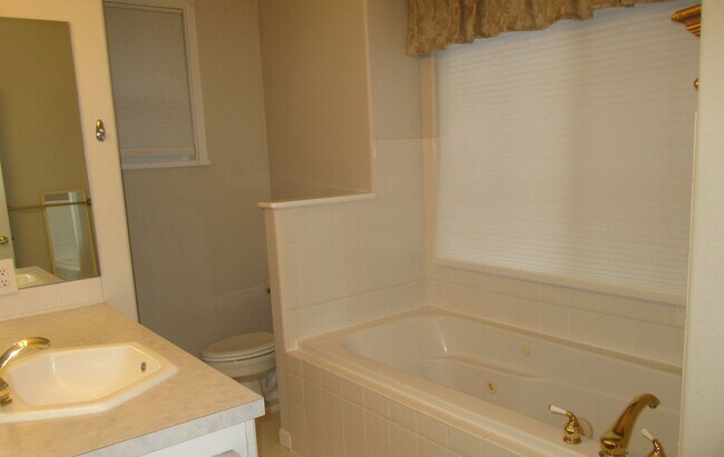 Building Photo - *PENDING APP**$250 Move In Special**Beautiful 3 Bed 3 Bath Home in Gig Harbor