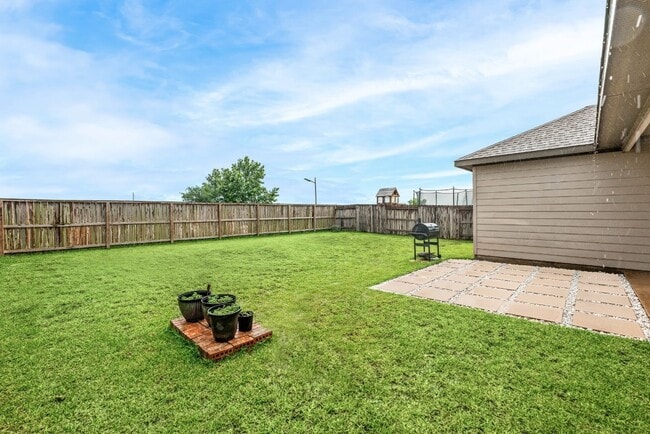 Building Photo - 26611 Daylily Grove St