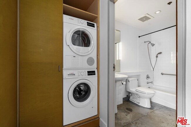 Building Photo - 814 S Spring St