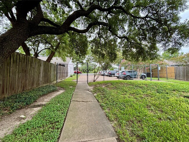 Building Photo - 8712 Wilcrest Dr