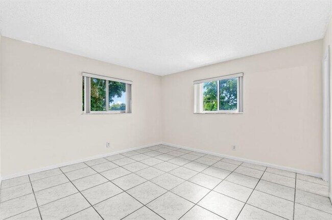 Building Photo - 253 S Cypress Rd