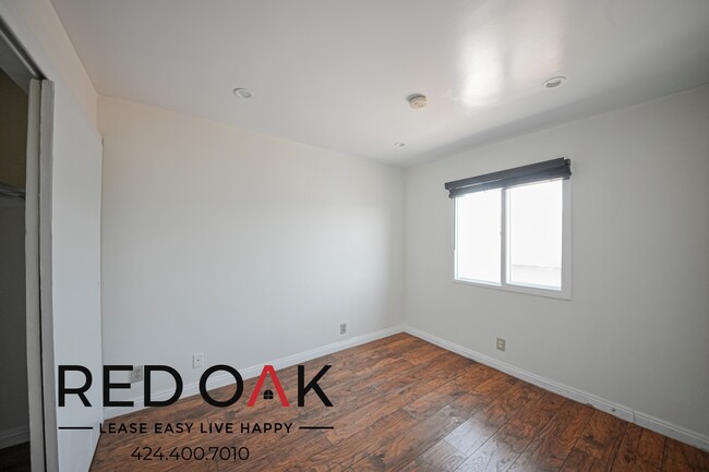 Building Photo - ~2 Weeks FREE~ Stylish Two Bedroom with Re...