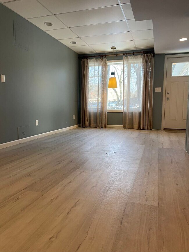 Building Photo - Basement Apartment ... ALL UTILITIES INCLUDED, INCLUDING WIFI!!