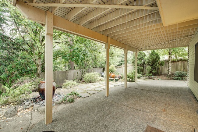 Building Photo - 5bd/3.5ba Bellevue Home