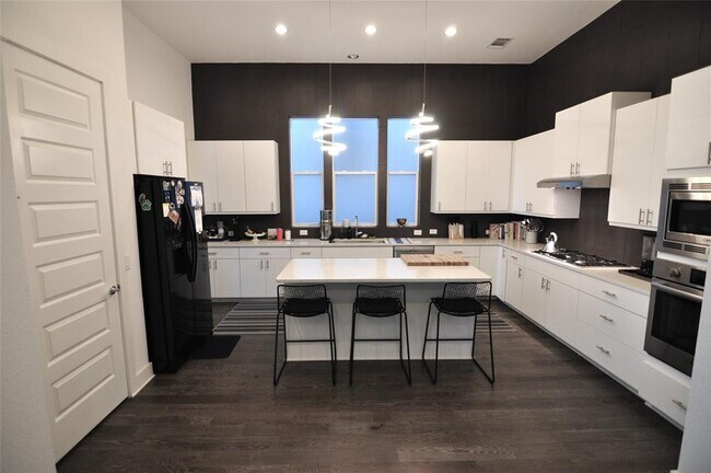 Building Photo - 6117 Seville Dr