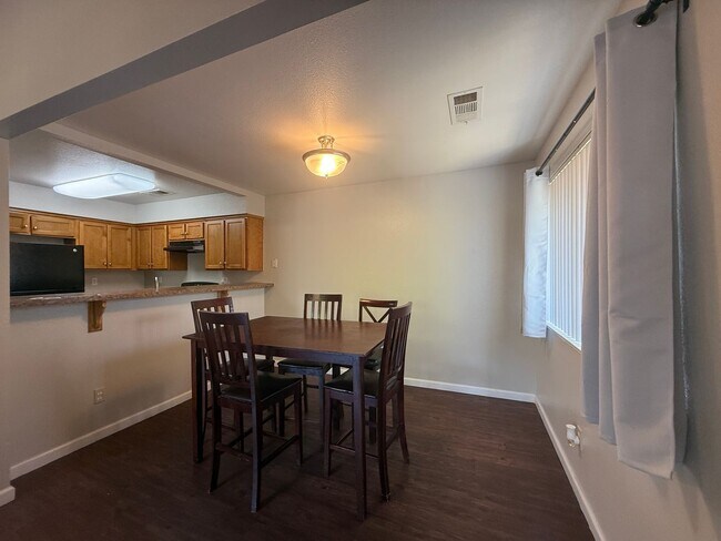 Building Photo - 1190 S Winery Ave