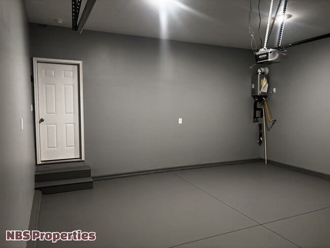 Building Photo - 935 Utopia Ln