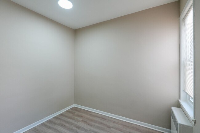 Building Photo - 2109 S 67th St