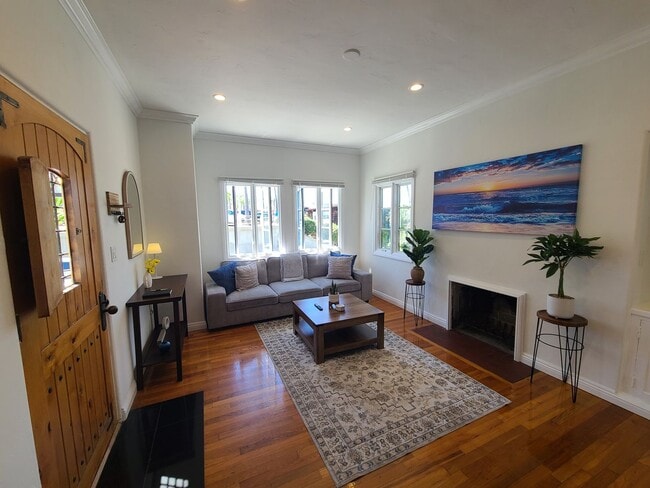 Building Photo - Charming 2 Bed 1 bath "fully furnished mon...