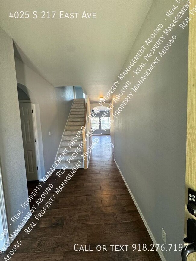 Building Photo - Beautiful 4-Bedroom Home with Office, Cove...