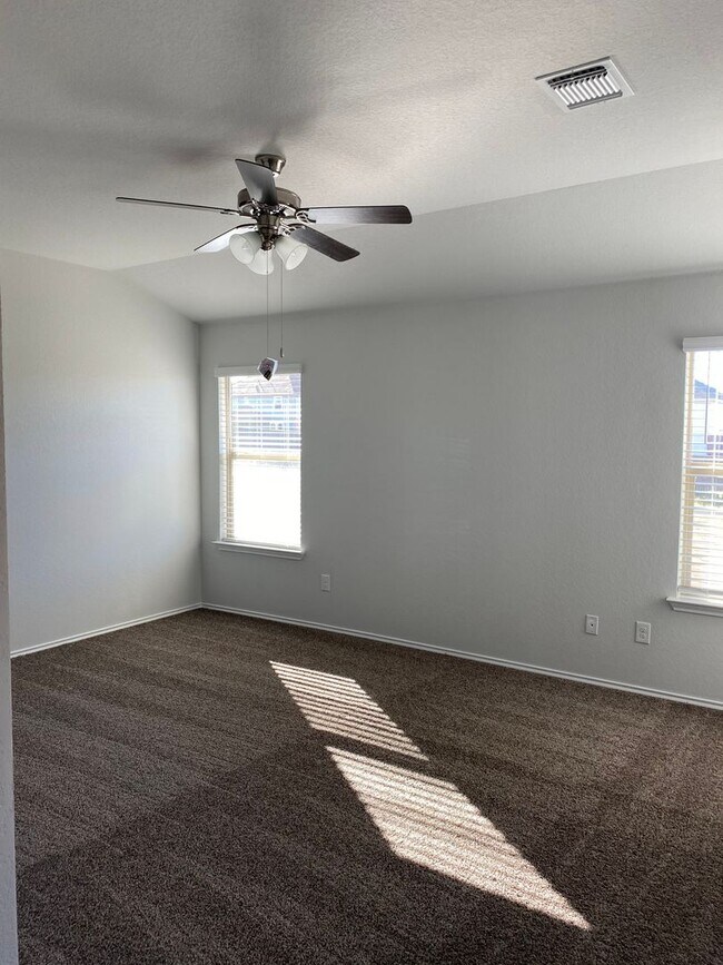 Building Photo - BEAUTIFUL 4-bedroom 2-bathroom home! !!HALF OFF 1ST MONTH!!