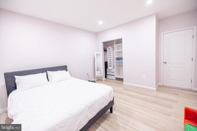 Building Photo - 8727 Raleigh Mews