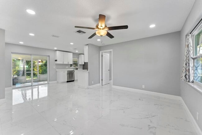 Building Photo - 3910 N 147 Ave