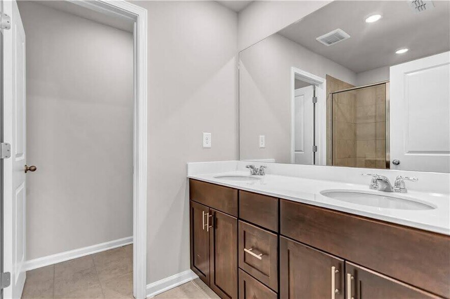 Building Photo - 1575 Villageside Ct