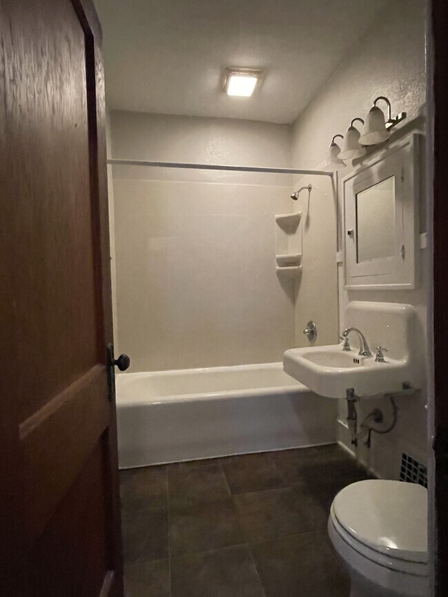 Building Photo - 205 Myrtle St