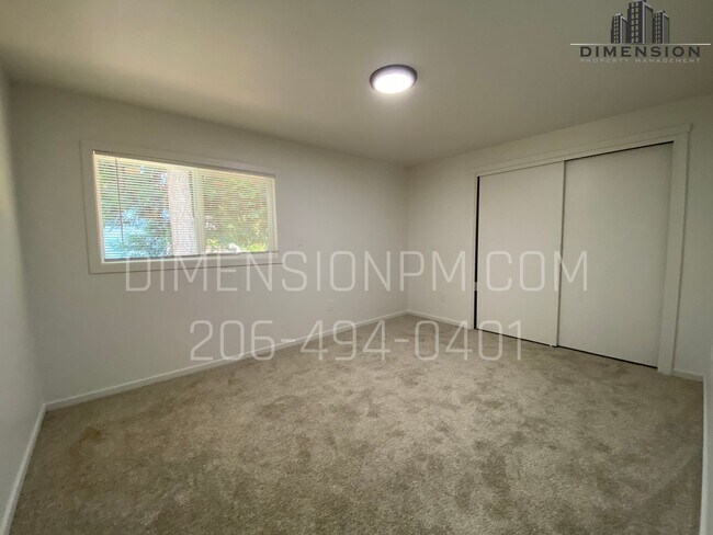 Building Photo - Newly Refreshed 2 Bed Duplex