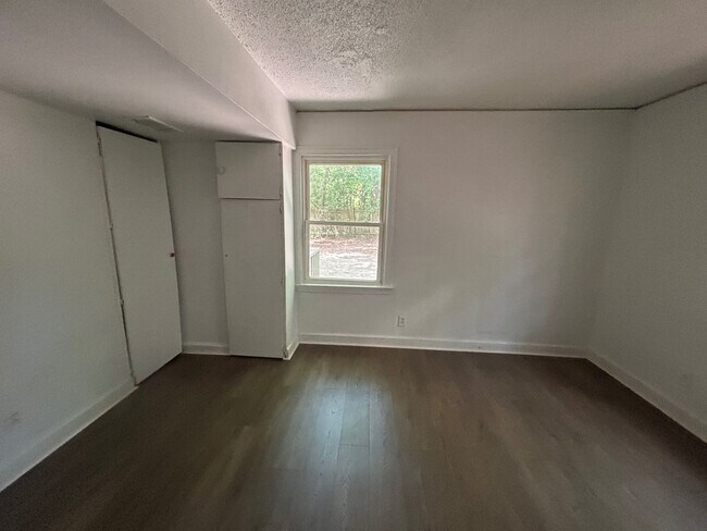 Building Photo - 823 S Kilbourne Rd