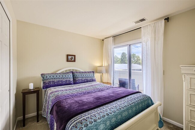 Building Photo - Updated 2 Bed 2 Bath Hunter Creek Condo W/Community Pool