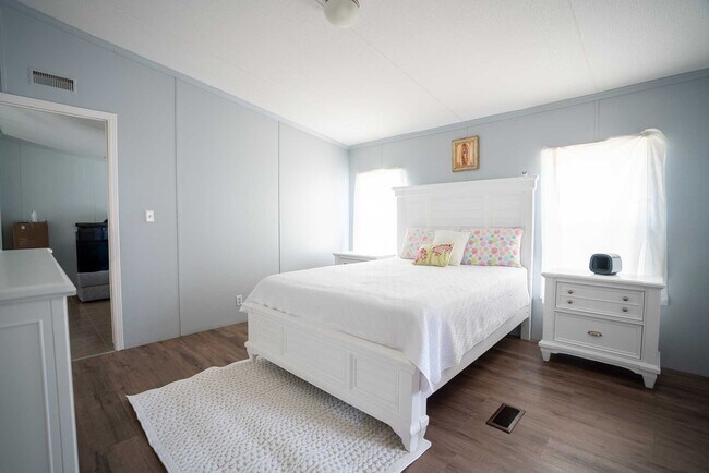 Building Photo - 20511 N Sabine Dr