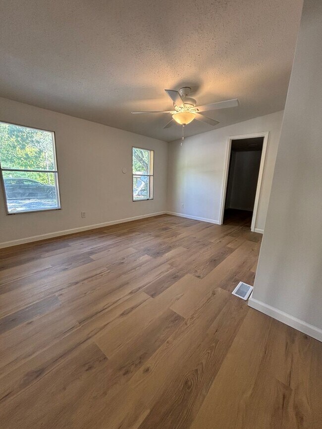 Building Photo - 305 Cascade Dr