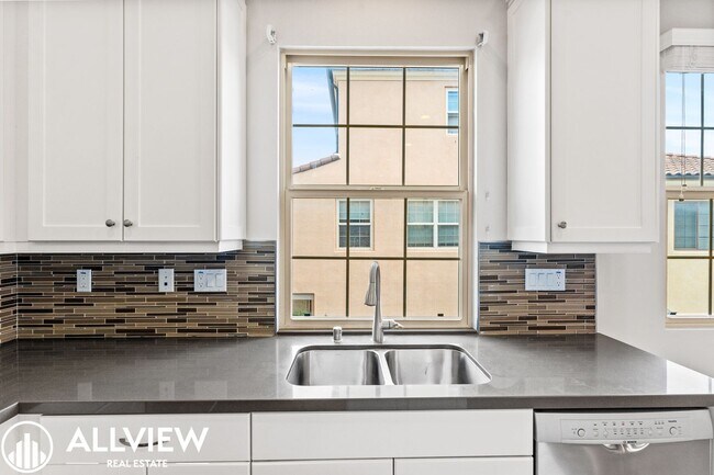 Building Photo - Your Next Home Awaits – Beautiful 3-Bedroom Irvine Townhome